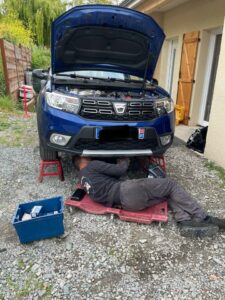mécanicien amlauto en entretien dacia sur chandelles à Cadalen devant maison,