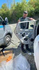 réparation portière de voiture chez amlauto à Cadalen en plein air avec matériel de protection au sol,